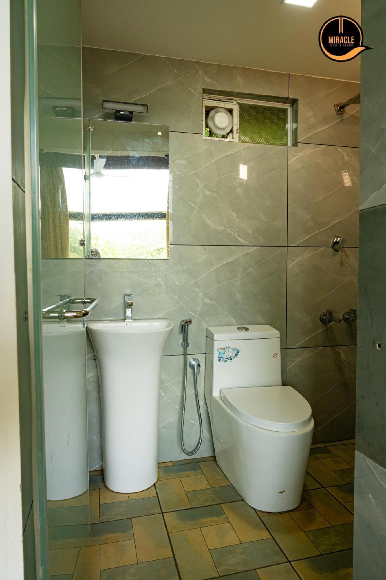 Miracle Hotel And Resorts Kozhikode Buitenkant foto